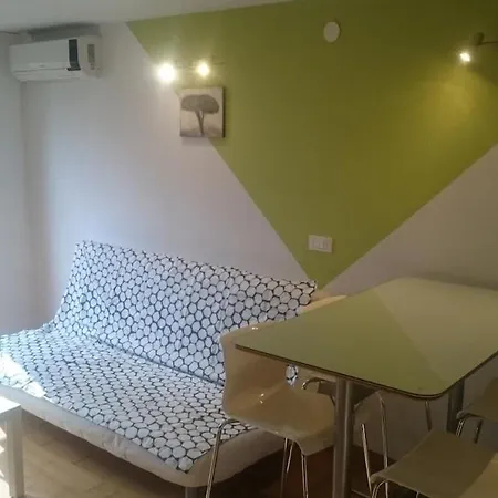 Colorful Center - Parking Available Apartment *
