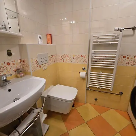 Colorful Center - Parking Available Apartment *