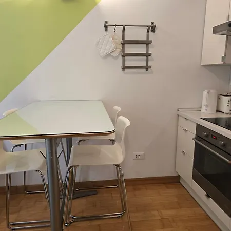 Colorful Center - Parking Available Apartment *